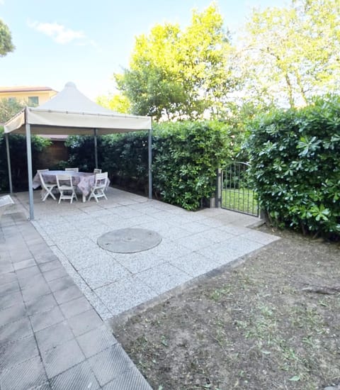 Patio, Day, Garden, Dining area, Garden view