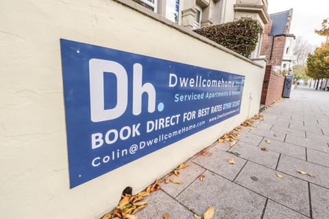 Find "DWELLCOME HOME Ltd" site for 10oo10 assurance from our past guests - HUGE 8 Ensuite Bedroom Townhouse, Fully equipped kitchen & dining room, lounge, 200Mbps broadband, ample free street parking Casa in South Shields