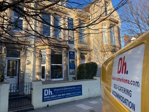 Find "DWELLCOME HOME Ltd" site for 10oo10 assurance from our past guests - HUGE 8 Ensuite Bedroom Townhouse, Fully equipped kitchen & dining room, lounge, 200Mbps broadband, ample free street parking Casa in South Shields