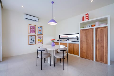 Kitchen or kitchenette, Dining area