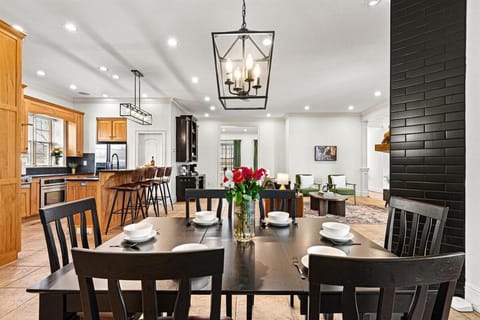 Heated Pool, Hot Tub, Mini Golf, Theater-Sleeps 28 House in Frankfort