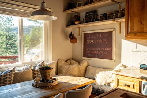 Kitchen or kitchenette, Seating area, Dining area