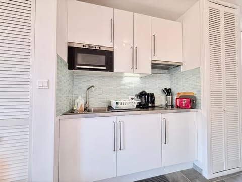 Coffee/tea facilities, Kitchen or kitchenette, stove