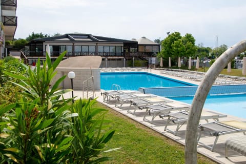 Day, Swimming pool