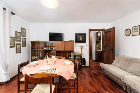 Communal lounge/ TV room, TV and multimedia, Living room, Dining area