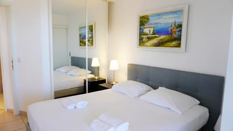 Bed, Photo of the whole room, Bedroom, towels