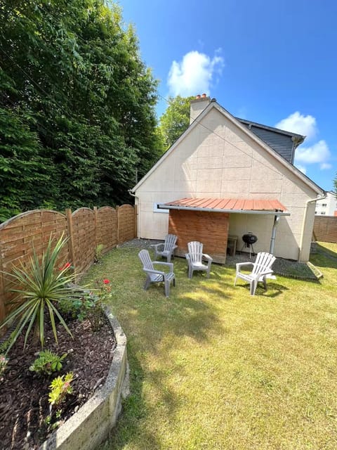 Property building, Garden, Garden, Garden view, sunbed