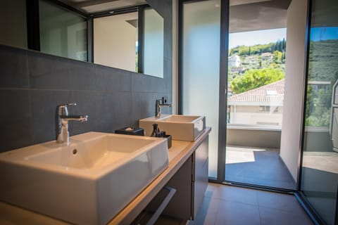 Bathroom, Balcony/Terrace, Mountain view