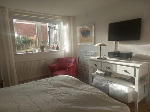 Bed, TV and multimedia, Bedroom
