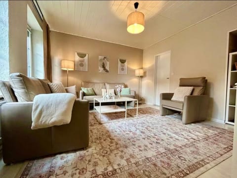 Communal lounge/ TV room, TV and multimedia, Living room, Photo of the whole room, Seating area, heating, internet