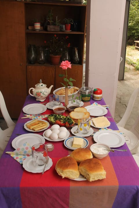 Food close-up, Balcony/Terrace, Dining area, Continental breakfast