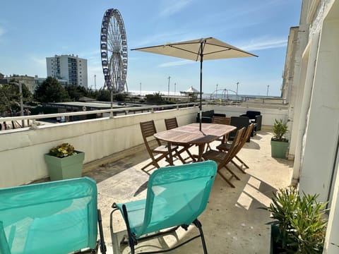View (from property/room), Balcony/Terrace, Dining area, sunbed