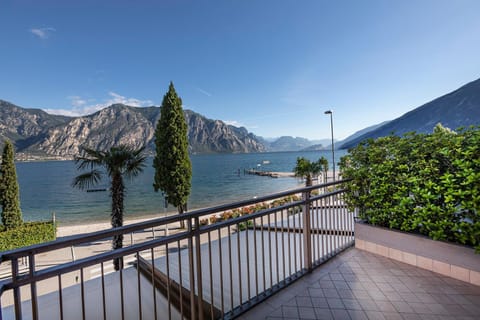 Bed, Balcony/Terrace, Lake view