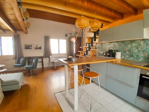 Coffee/tea facilities, Kitchen or kitchenette, stove, toaster