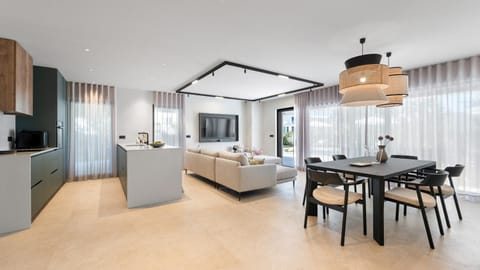 Kitchen or kitchenette, Living room, Seating area, Dining area