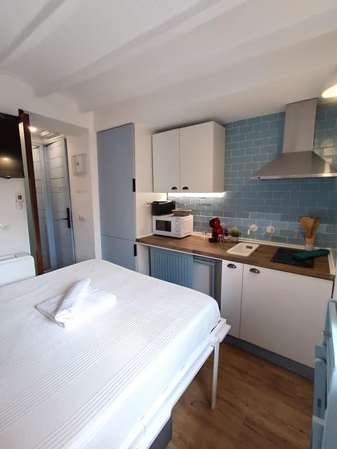Bed, Photo of the whole room, kitchen
