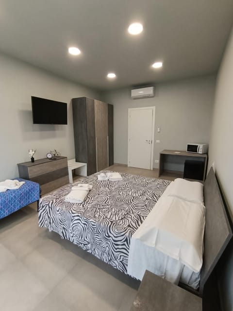 Bed, TV and multimedia, Photo of the whole room, Bedroom, towels, wardrobe, air conditioner