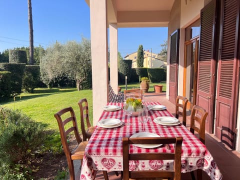 Patio, Day, Dining area, Garden view
