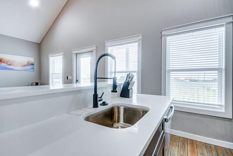 Bee Rays by the Seashore House in Caplen