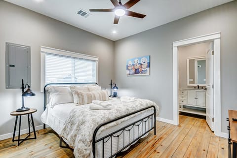 Bee Rays by the Seashore House in Caplen