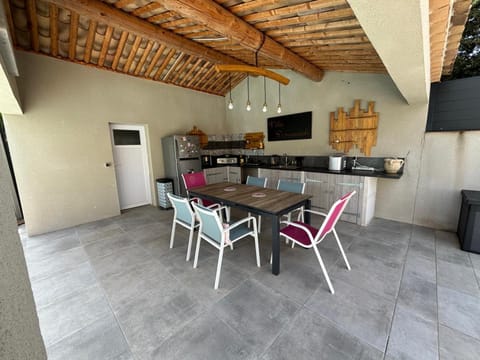 Toilet, Dining area, Communal kitchen, Swimming pool, stove