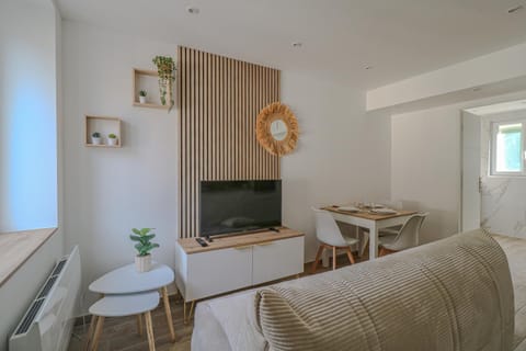TV and multimedia, Living room, Dining area