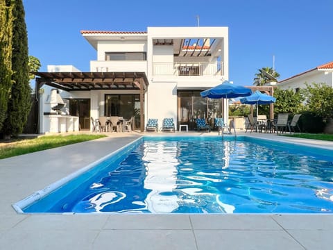 Property building, Day, Pool view, Swimming pool, sunbed