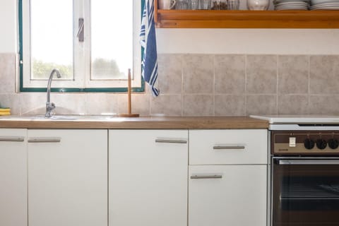 Robinzonska kuća Mir Podvrške Murter House in Murter