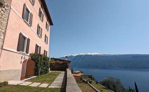 Property building, Spring, Day, Natural landscape, Lake view, Mountain view
