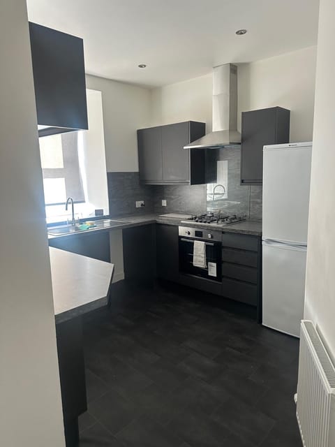 Kitchen or kitchenette, minibar, stove