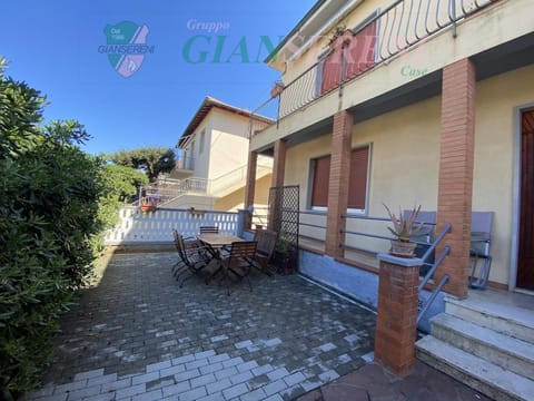 Property building, Patio, Day, Garden