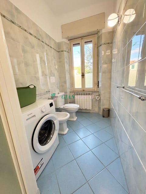 Shower, Toilet, Bathroom, washing machine