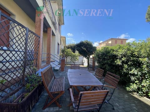 Property building, Day, Garden, Garden, Balcony/Terrace, Dining area