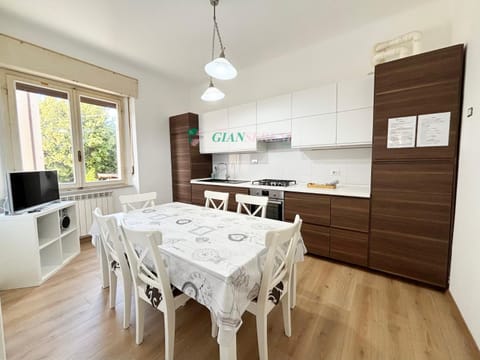 TV and multimedia, Kitchen or kitchenette, Dining area, oven, pet friendly, stove