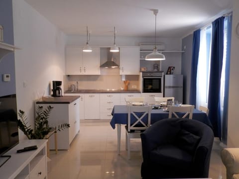 TV and multimedia, Kitchen or kitchenette, Living room, Seating area, Dining area