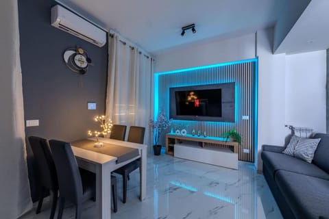 TV and multimedia, Living room, Seating area, Evening entertainment, air conditioner
