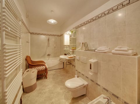 Shower, Toilet, Bathroom, Bath, bidet, towels