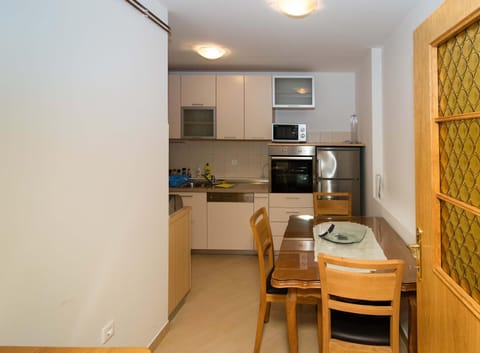 Property building, Kitchen or kitchenette, Dining area