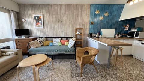Kitchen or kitchenette, Living room