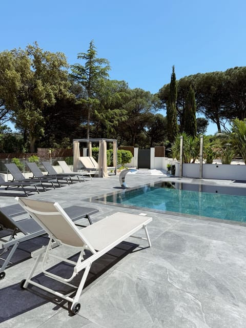 Swimming pool, sunbed