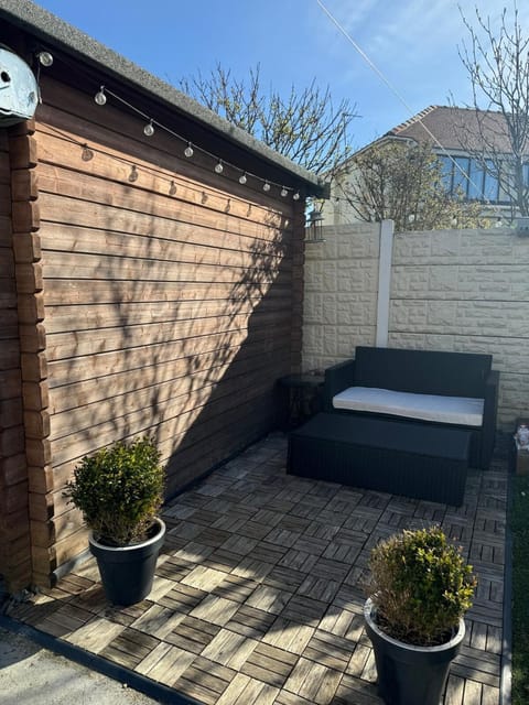 Beachside Home-Pizza Oven & Bar Close To Beach and Town House in Wyre District