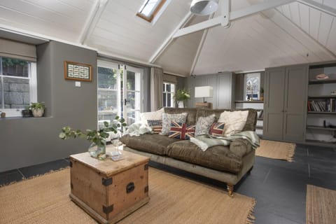 TV and multimedia, Living room, Seating area, heating, internet