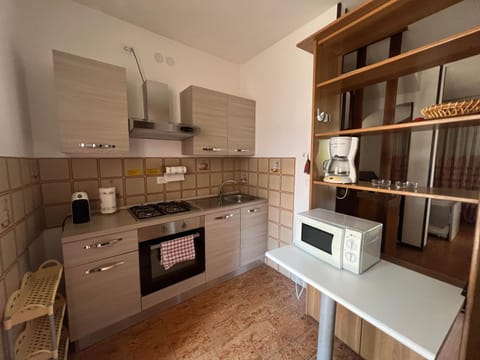 Coffee/tea facilities, Kitchen or kitchenette, oven, stove