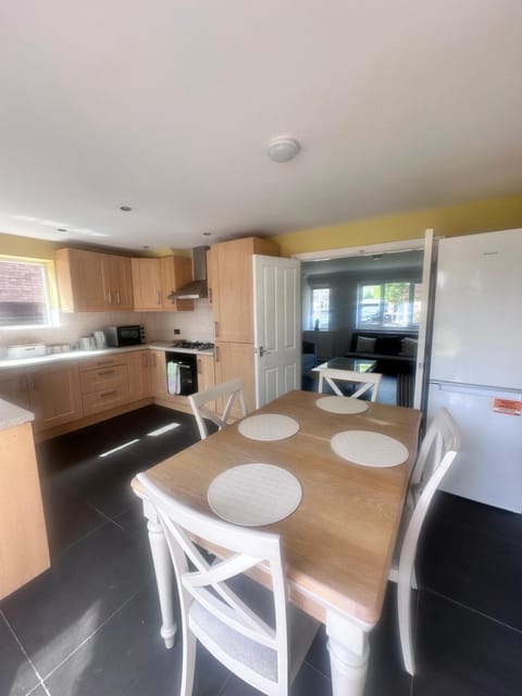 Kitchen or kitchenette, Seating area, Dining area, oven