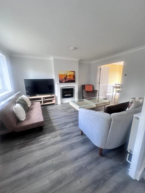 Communal lounge/ TV room, TV and multimedia, Living room, Seating area, Evening entertainment