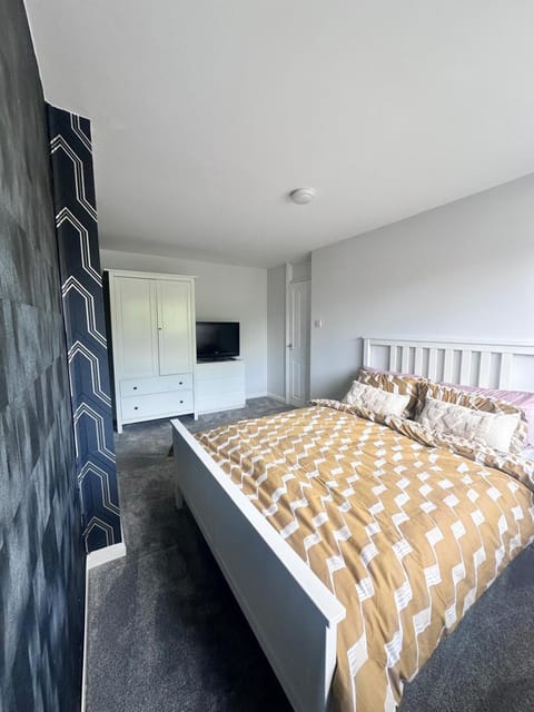 Bed, TV and multimedia, Bedroom