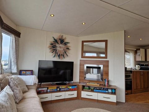 Communal lounge/ TV room, TV and multimedia, Living room, Seating area, Evening entertainment