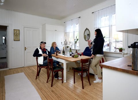 Day, Dining area, group of guests