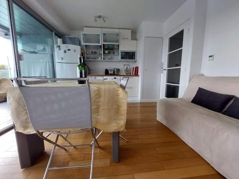 Kitchen or kitchenette, Dining area, oven