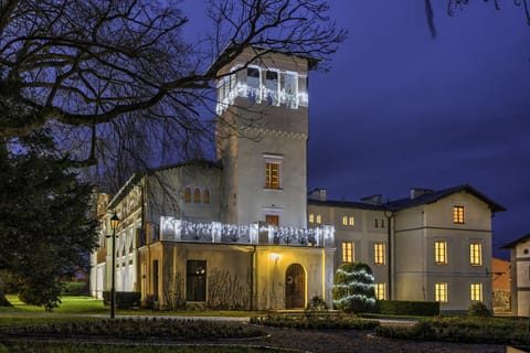 Property building, Facade/entrance, Garden, Garden view